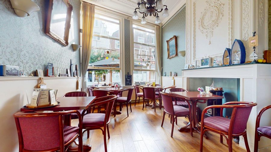 Lunchroom ter overname in Hoorn, Noord-Holland — Lunchroom met terras en  bovenwoning in drukke winkelstraat  in Hoorn!