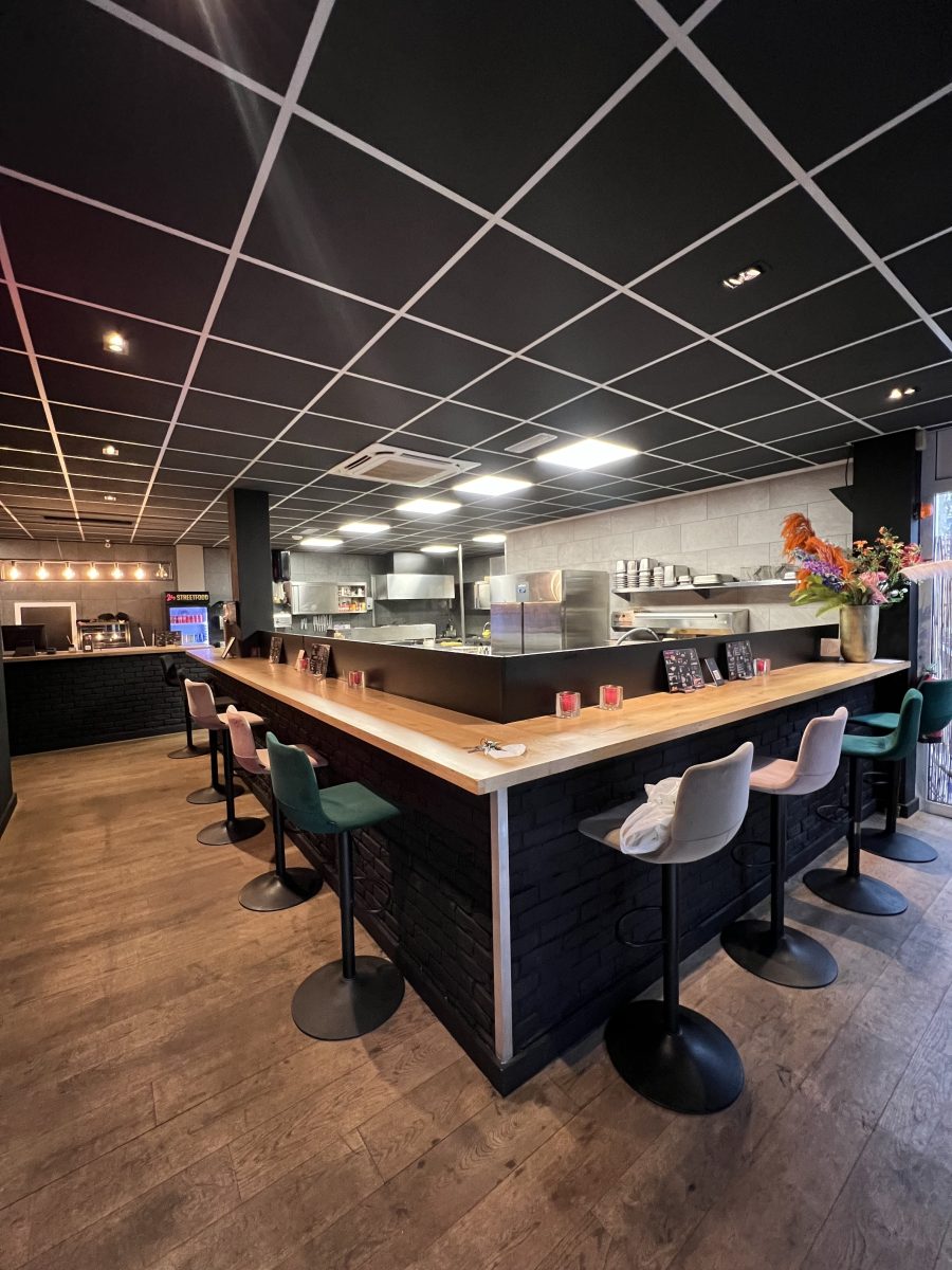 Afhaalrestaurant ter overname in Venray, Limburg — Caribbean Streetfood zaak te koop op toplocatie Grote Markt Venray