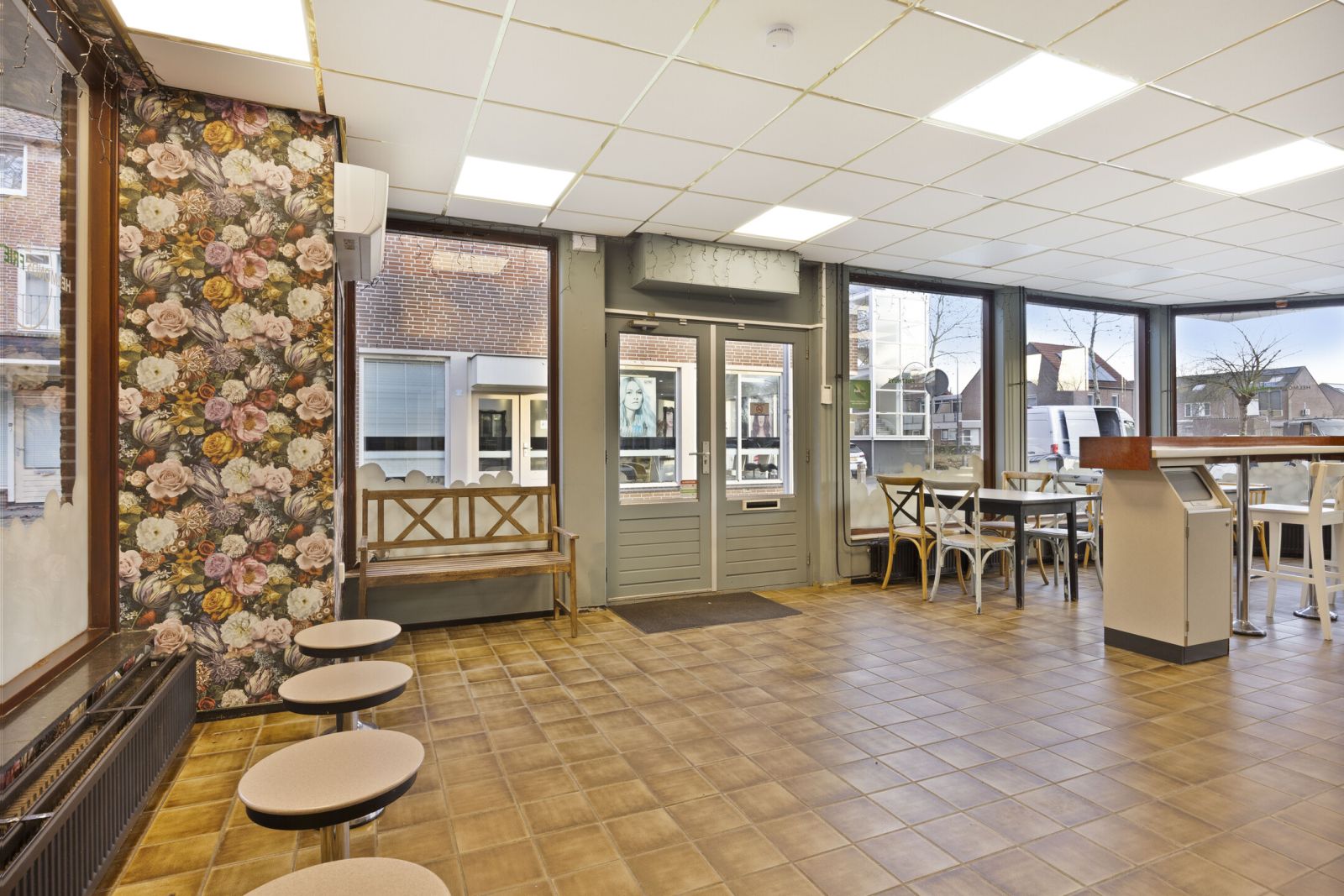 Foto 2 van 8: Cafetaria-snackbar te huur in Helmond, Noord-Brabant — HELMONDS FRIETHUYS TE HELMOND