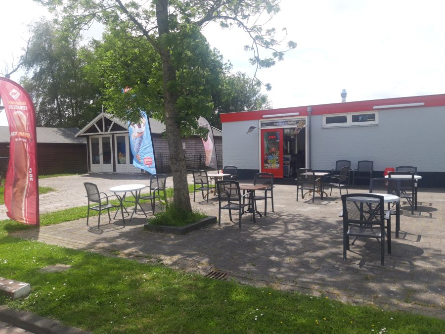 Cafetaria-snackbar ter overname in Tzummarum, Friesland — Tzummarum cafetaria incl onroerendgoed