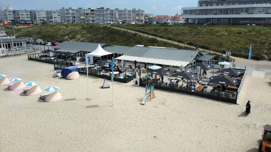 Strandpaviljoen ter overname in Zandvoort, Noord-Holland — Strandpaviljoen met groot terras bij strandopgang