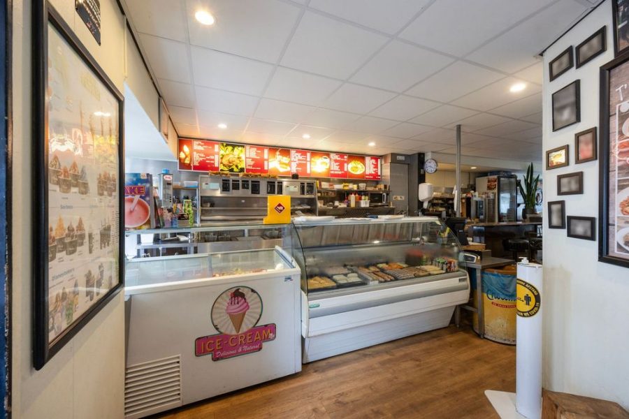 Cafetaria-snackbar ter overname in Hilversum, Noord-Holland — 't IJspaleis Hilversum incl. bovenwoning €149.500