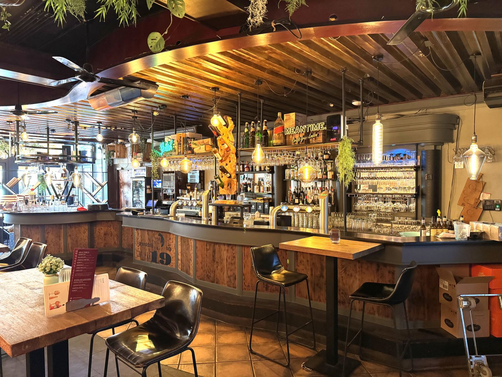 Foto 2 van 11: Grand Café ter overname in Oldenzaal, Overijssel — Restaurant Grand Café Markt 19
