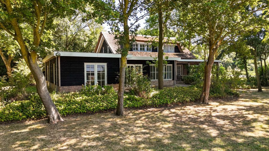 Overige te koop in Oudkarspel, Noord-Holland — Vrijstaande villa met verhuurde bedrijfsruimte!