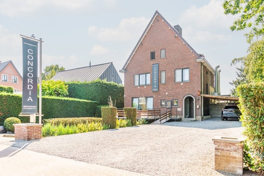 Horeca- onroerendgoed te koop in Maasmechelen, Limburg — Karakteristiek horecapand met ruime bovenwoning to