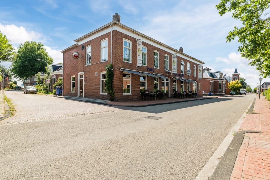 Café/restaurant te koop in Kloosterburen, Groningen — Karakteristiek café-restaurant met bedrijfswoning