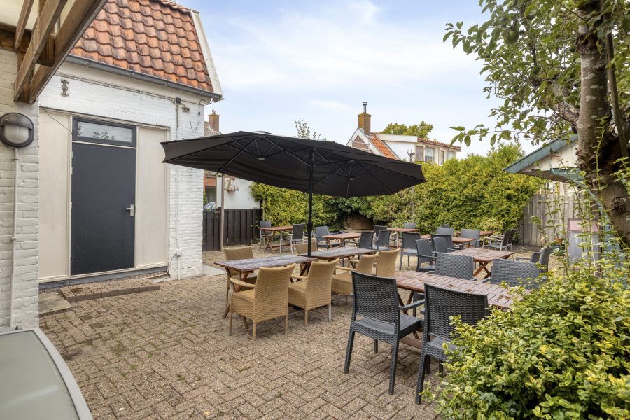 Restaurant ter overname in Uitgeest, Noord-Holland — Ruim horecapand met binnentuin en twee appartement