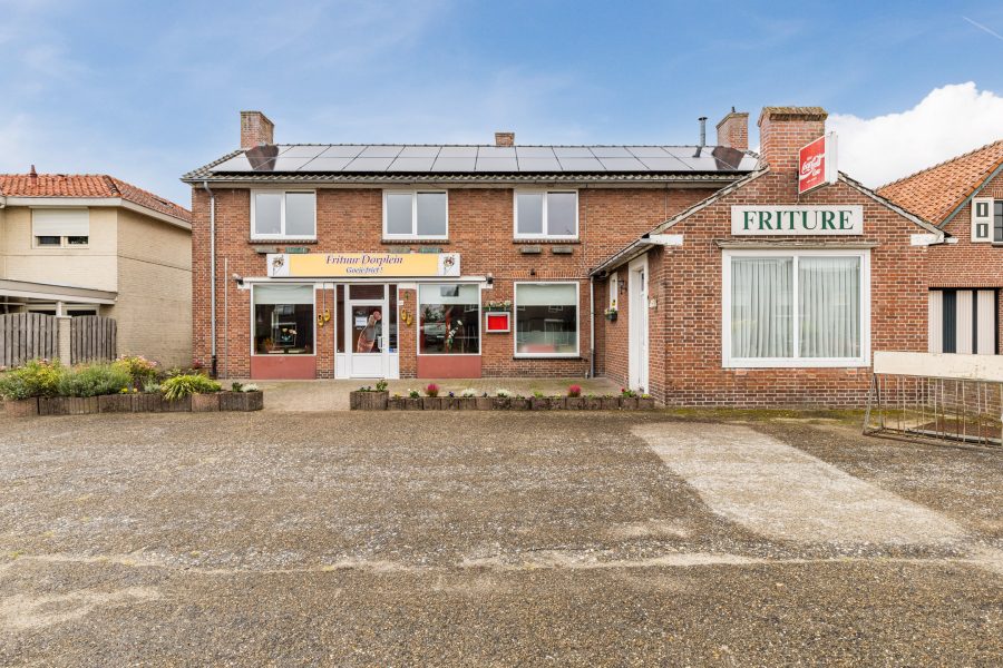 Cafetaria-snackbar te koop in Budel-Dorplein, Noord-Brabant — Cafetaria met bovenwoning, tuin en parkeerplaatsen