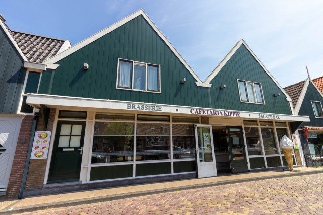 Horeca- onroerendgoed te koop in Volendam, Noord-Holland — Vastgoed en exploitatie cafetaria met bovenwoning