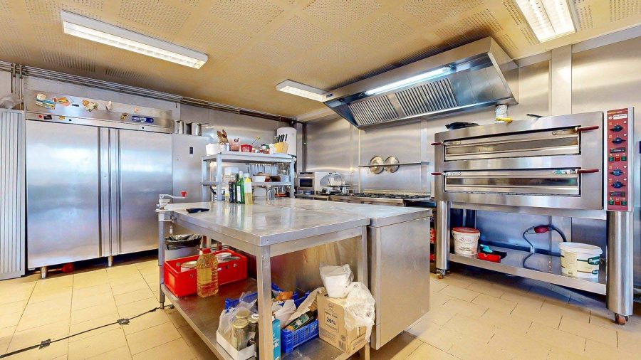 Bezorgservice ter overname in Zwaag, Noord-Holland — Professionele productiekeuken / bezorglocatie op b